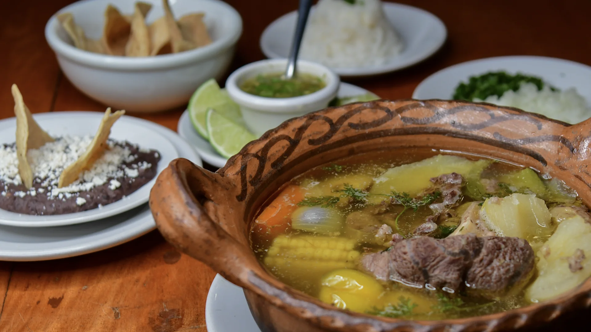 Puchero tradicional tabasqueño servido en cazuela de barro