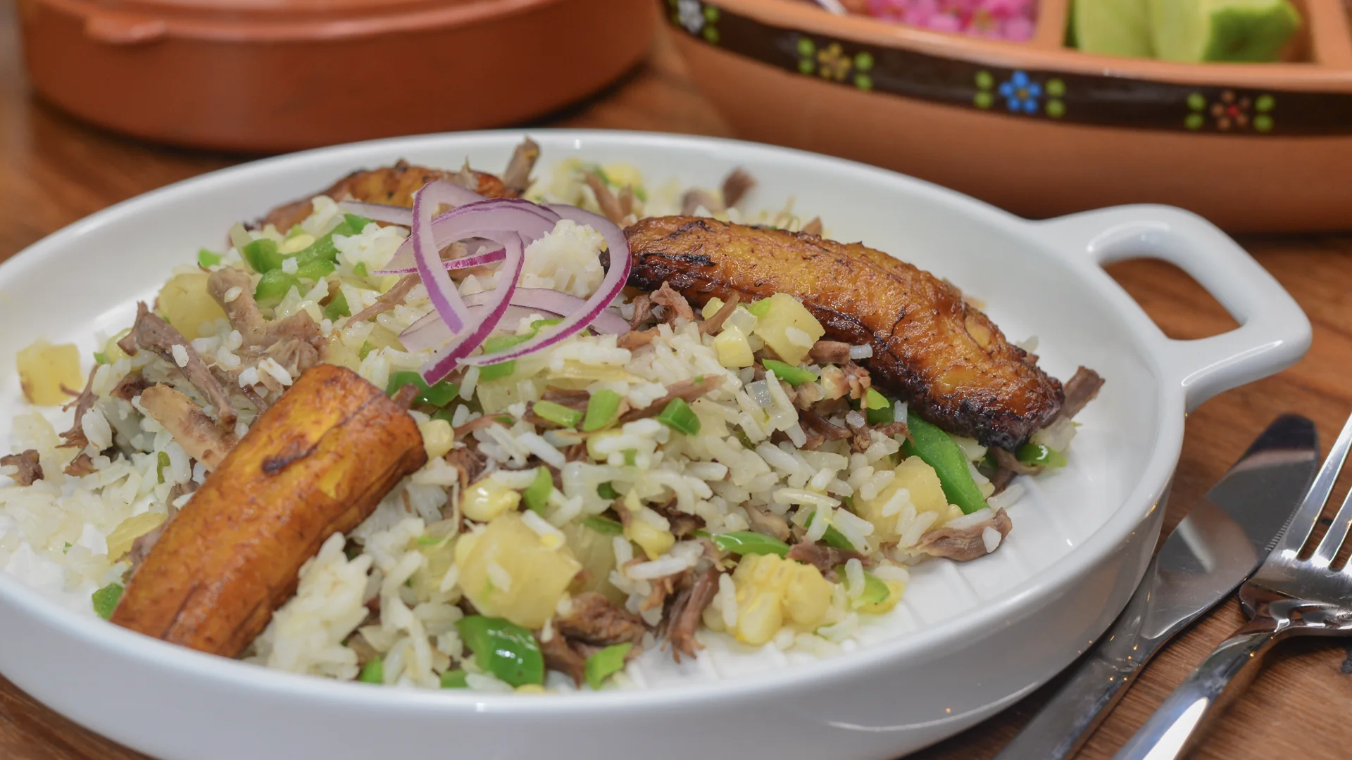 Platillo regional servido en una mesa tradicional