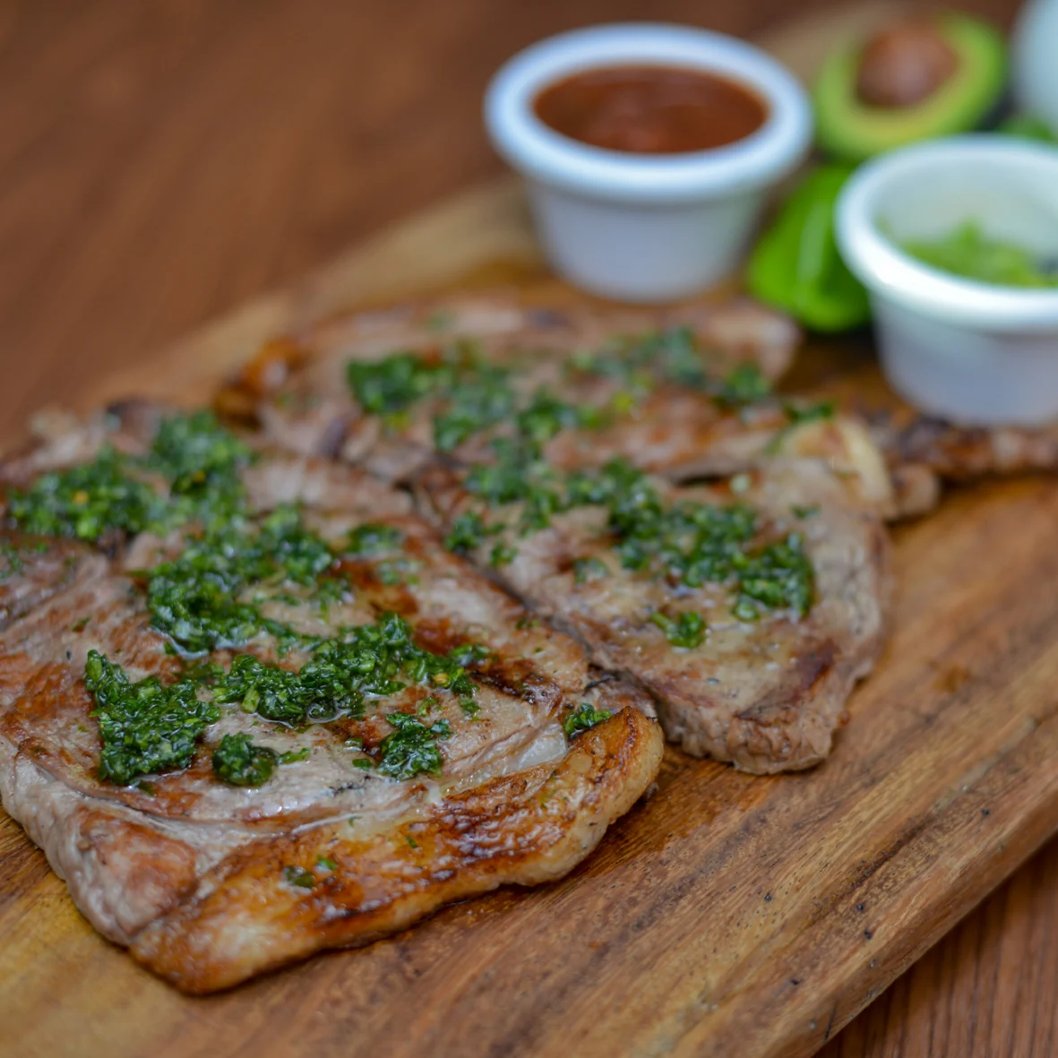 Cortes a la parrilla con salsa de hierbas